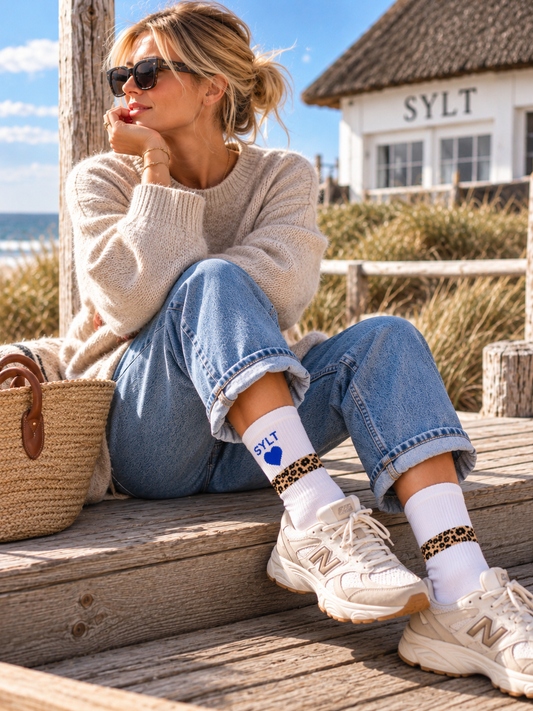 Kuschelsocken SYLT mit Leo-Detail & Herz – Weiß