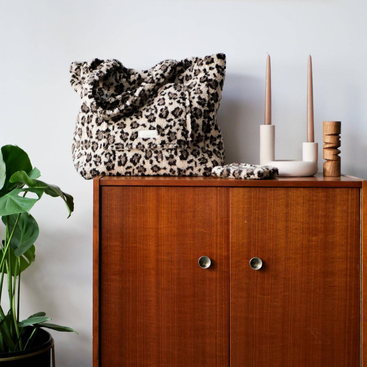 Leo Teddy Shopper – Flauschige Tragetasche im Leo-Look