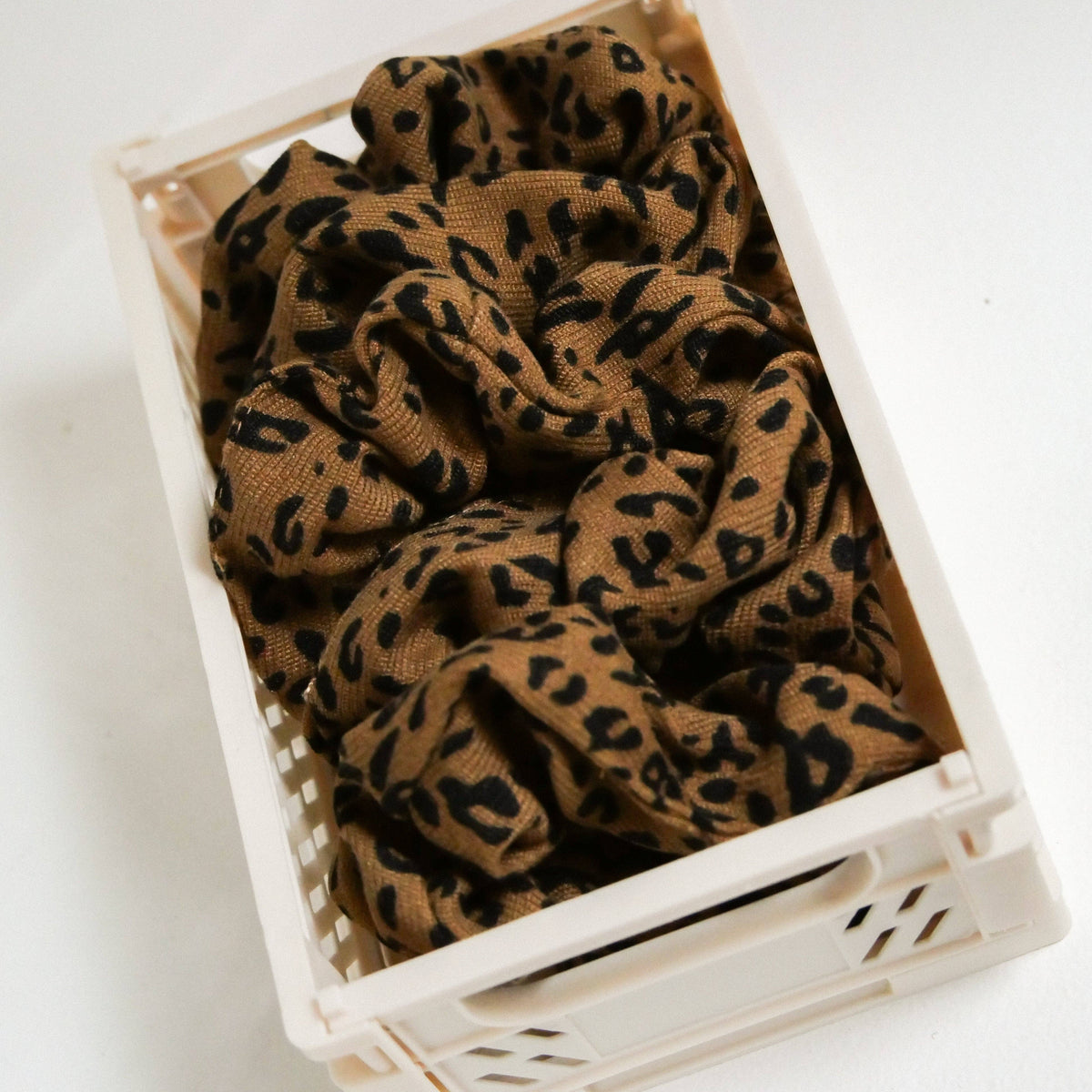 Leo Scrunchie – Haargummi im angesagten Leoparden-Look
