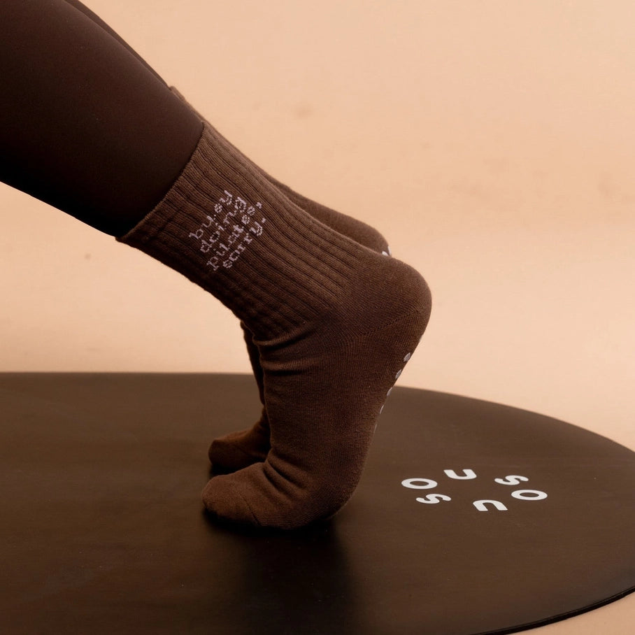Pilates Grip Socken – Busy Doing Pilates, Sorry - Braun
