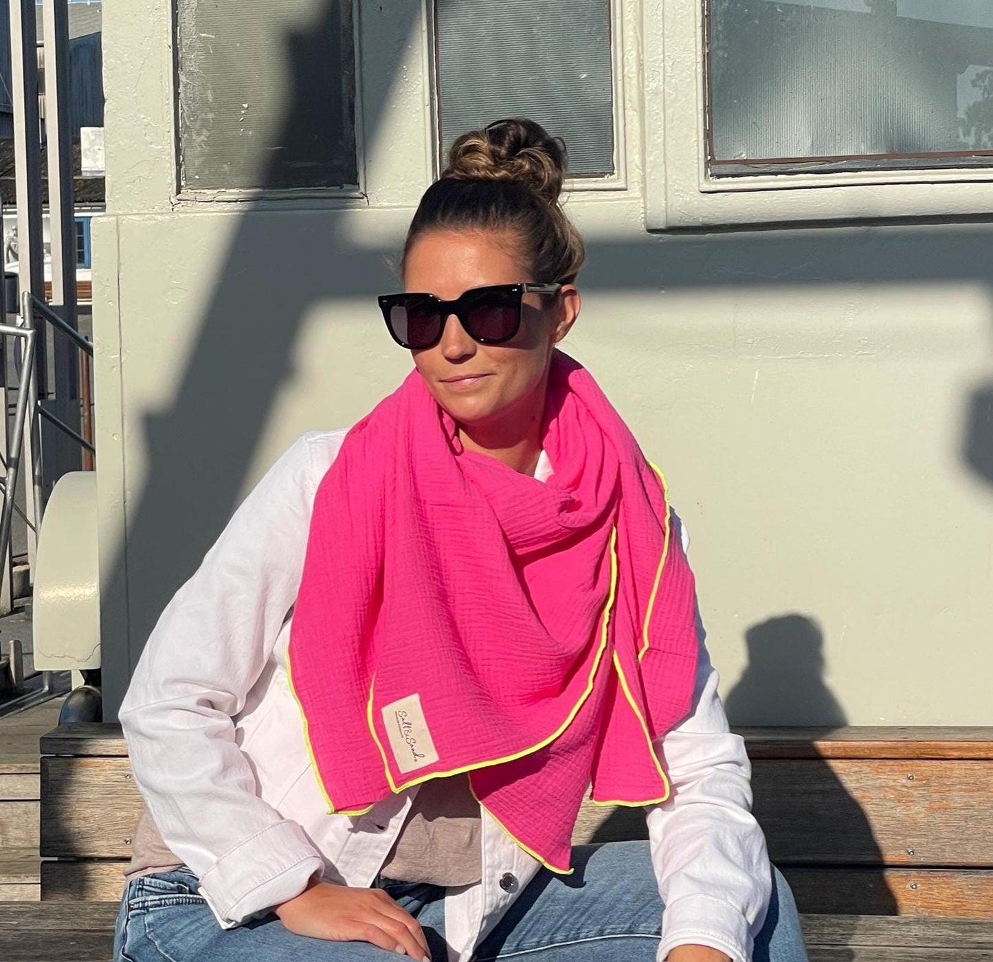 Musselintuch Damen pink mit Neon Kante – XXL Dreieckstuch aus Baumwolle, leicht und weich, Schal für Alltag und Reise von Salt & Sand