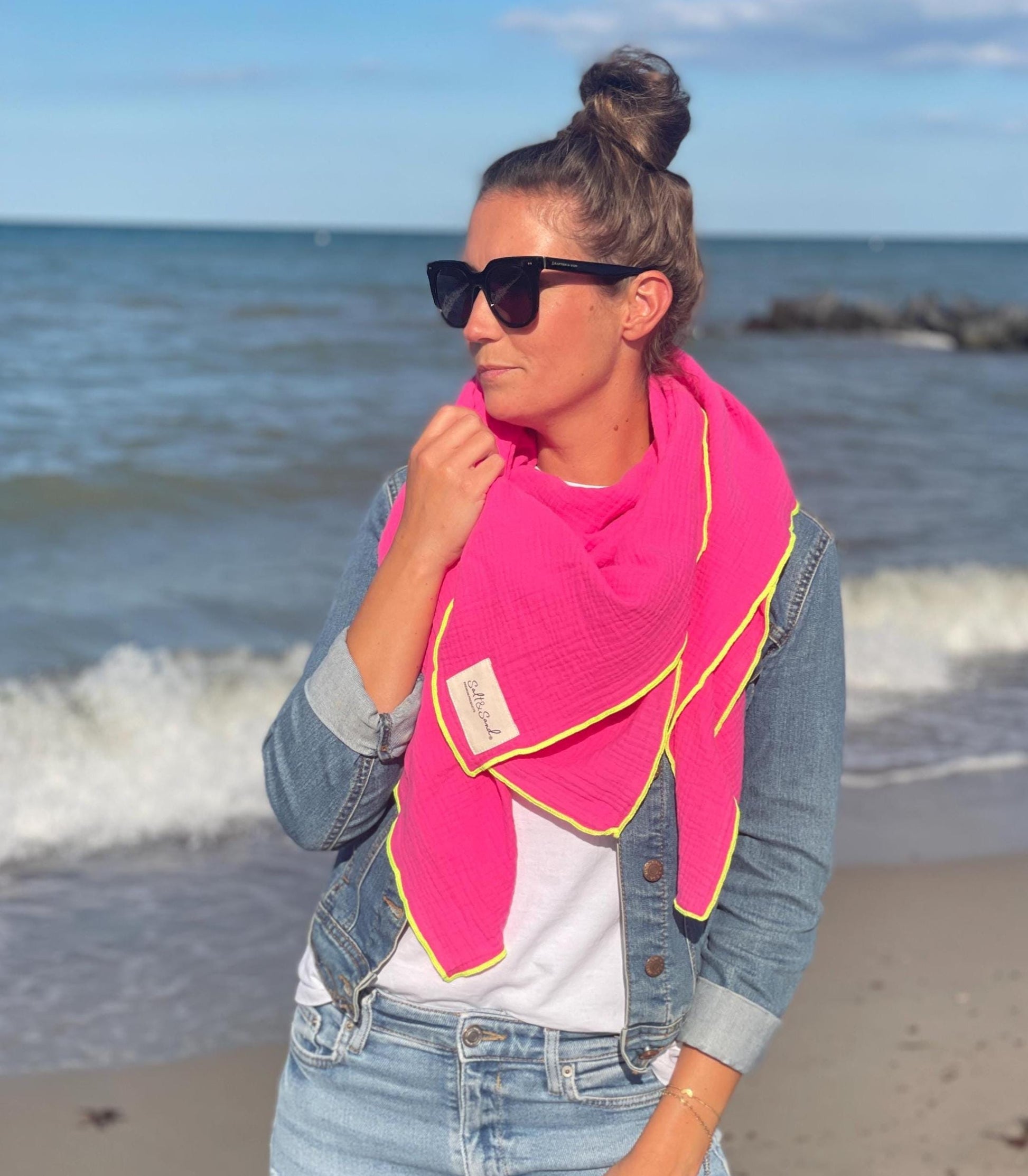 Musselintuch Damen pink mit Neon Kante – XXL Dreieckstuch aus Baumwolle, leicht und weich, Schal für Alltag und Reise von Salt & Sand