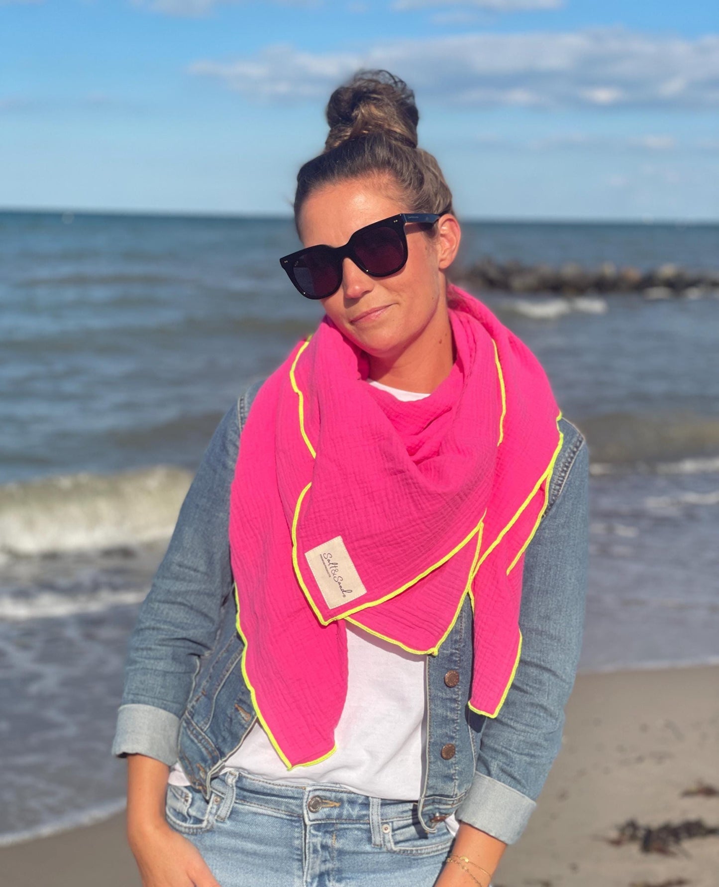 Musselintuch Damen pink mit Neon Kante – XXL Dreieckstuch aus Baumwolle, leicht und weich, Schal für Alltag und Reise von Salt & Sand