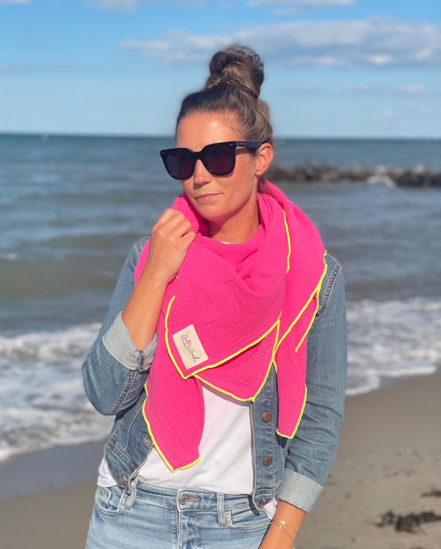 Musselintuch Damen pink mit Neon Kante – XXL Dreieckstuch aus Baumwolle, leicht und weich, Schal für Alltag und Reise von Salt & Sand