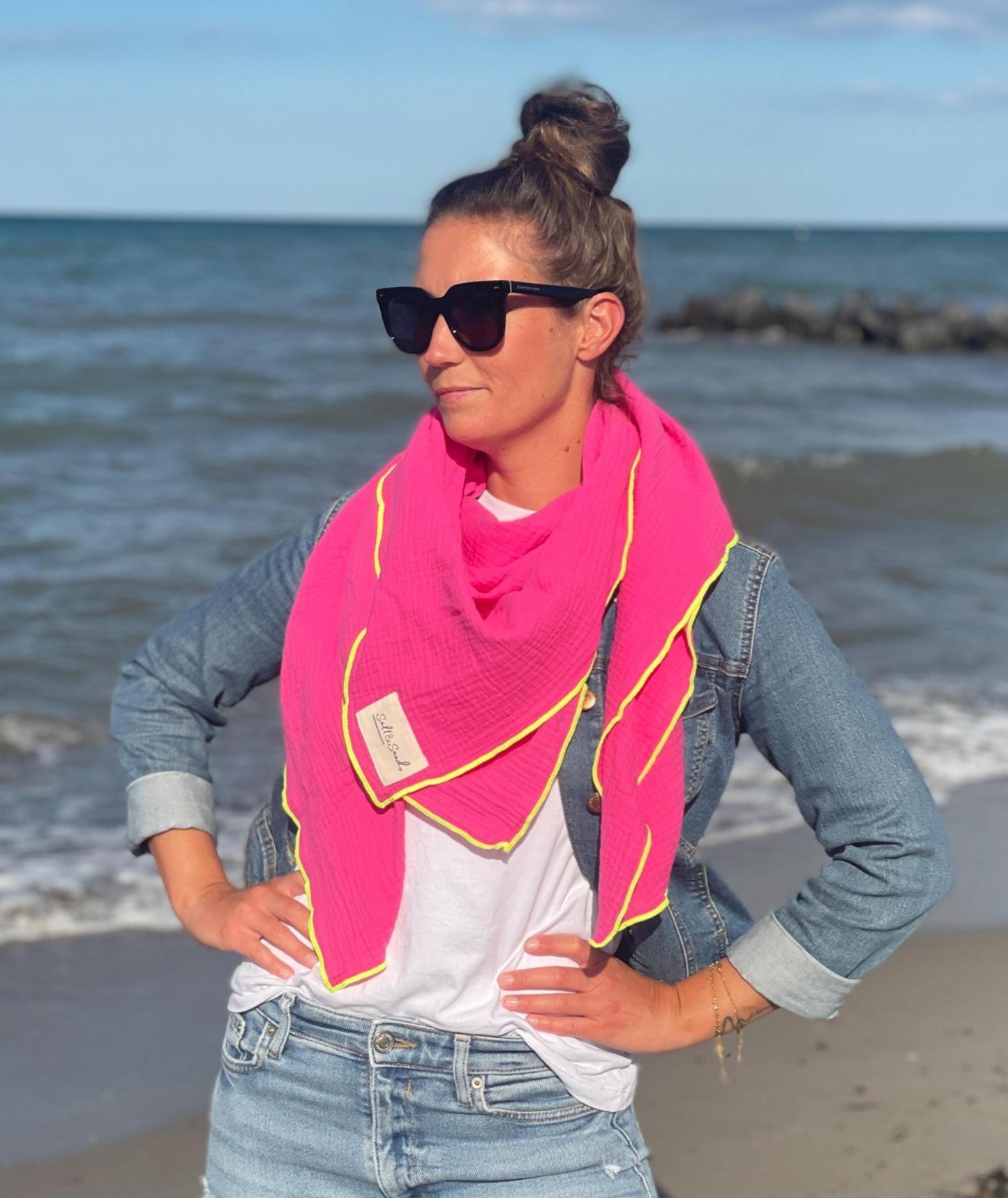Musselintuch Damen pink mit Neon Kante – XXL Dreieckstuch aus Baumwolle, leicht und weich, Schal für Alltag und Reise von Salt & Sand