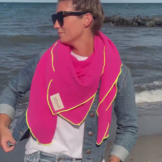 Musselintuch Damen pink mit Neon Kante – XXL Dreieckstuch aus Baumwolle, leicht und weich, Schal für Alltag und Reise von Salt & Sand