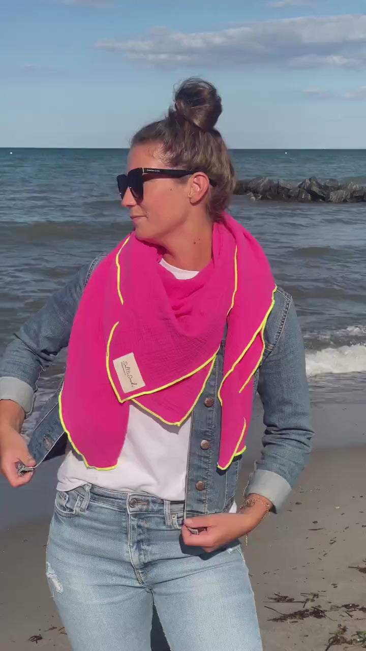 Musselintuch Damen pink mit Neon Kante – XXL Dreieckstuch aus Baumwolle, leicht und weich, Schal für Alltag und Reise von Salt & Sand